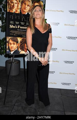 Jennifer Aniston assiste à la première de « She's Funny that Way » de Los Angeles, qui s'est tenue au Harmony Gold Theatre. Banque D'Images
