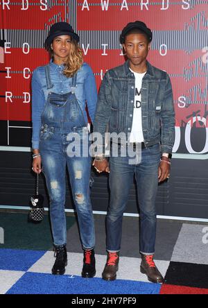 Pharrell Williams, Helen Lasichanh arrivant sur le tapis rouge aux MTV Video Music Awards 2015, au Microsoft Theatre, Los Angeles. Banque D'Images