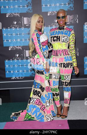 BLAC Chyna et Amber Rose arrivent sur le tapis rouge aux MTV Video Music Awards 2015, au Microsoft Theatre, Los Angeles. Banque D'Images