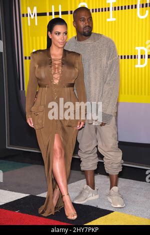 Kanye West et Kim Kardashian arrivent sur le tapis rouge aux MTV Video Music Awards 2015, au Microsoft Theatre, Los Angeles. Banque D'Images