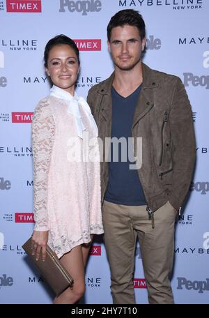 Italia Ricci & Robbie Amell participe à la troisième fête annuelle People Magazine « One to Watch » tenue à Ysabel le mercredi 16 septembre 2015, à West Hollywood, en Californie. Banque D'Images