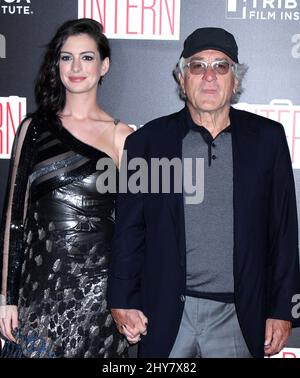 Anne Hathaway et Robert de Niro participent à la première mondiale « The Intern », qui s'est tenue au théâtre Ziegfeld le 21 septembre 2015. Banque D'Images