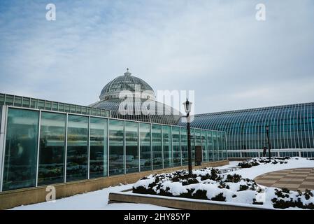 Vue verticale du zoo et du conservatoire de Como Park dans un ciel bleu nuageux pendant la journée Banque D'Images