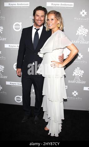 Oliver Hudson et Erinn Bartlett assistent au Gala 2015 Baby2Baby présenté par la Marula Oil & Kayne Capital Advisors Foundation honorant Kerry Washington à Culver City, Californie. Banque D'Images