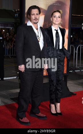 Johnny Depp et Amber entendirent arriver pour la première de ''The Danish Girl''' tenue au Regency Village Theatre à Westwood, He Los Angeles le 21 novembre 2015. Banque D'Images