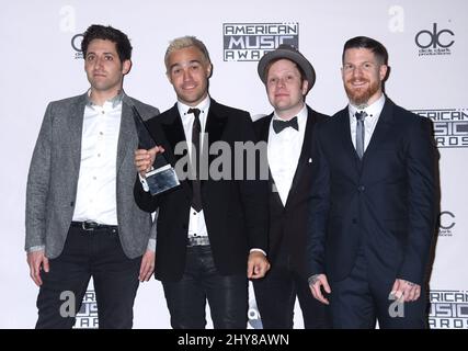 Joe Trohman, Pete Wentz, Patrick Stump et Andy Hurley du Fall Out Boy 2015 American Music Awards au Microsoft Theatre Banque D'Images