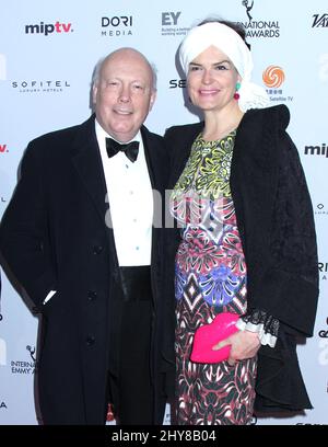 Julian Fellowes et Emma Joy Kitchener assistent aux International Emmy Awards 43rd à New York Banque D'Images