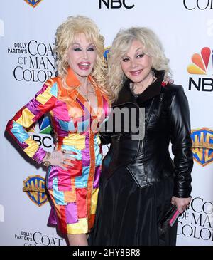 Dolly Parton et Stella Parton assistent à la projection de la troupe et de l'équipage de Dolly Parton au théâtre égyptien Banque D'Images