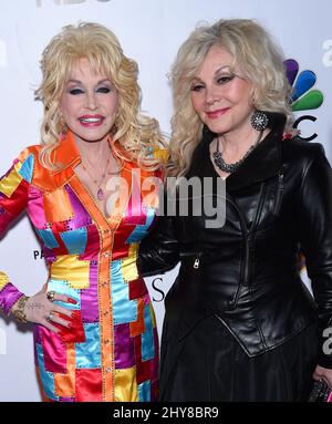 Dolly Parton et Stella Parton assistent à la projection de l'équipe et de la troupe de Dolly Parton au théâtre égyptien Banque D'Images