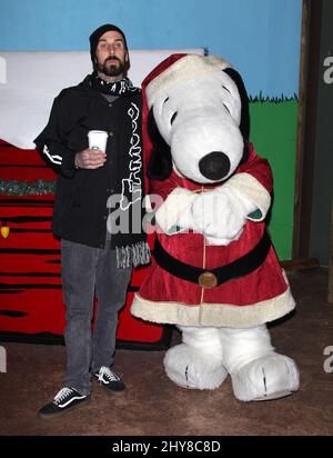 Travis Barker arrivant pour le compte à rebours de Knott's Berry Farm jusqu'à Noël et Snoopy's Merriest Tree Lighting, Buena Park, 5 décembre 2015. Banque D'Images