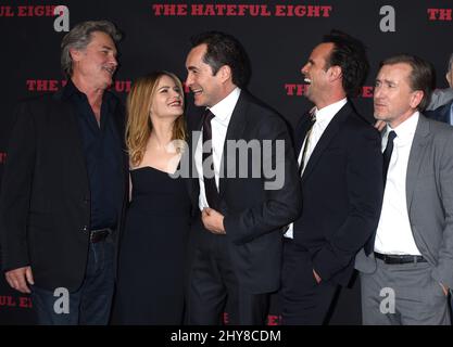 Kurt Russell, Jennifer Jason Leigh, Demian Bichir, Walton Goggins et Tim Roth assistent à la première mondiale du hateful huit, à Los Angeles, en Californie. Banque D'Images