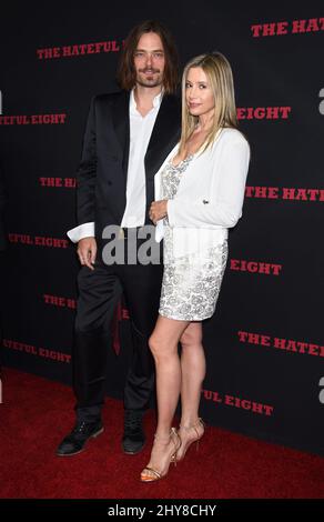 Christopher Backus et Mira Sorvino assistent à la première mondiale du hateful huit, à Los Angeles, en Californie. Banque D'Images