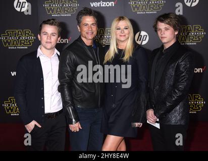 Rob Lowe, Sheryl Berkoff, John Lowe et Matthew Lowe « Star Wars: The Force Awakens » première mondiale tenue au Dolby Theatre Banque D'Images