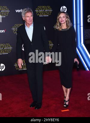 Harrison Ford et Calista Flockhart assister à la première Star Wars: The Force Eveists Banque D'Images