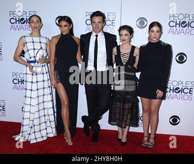 Toian Bellisario, Shay Mitchell, Ian Harding, Lucy Hale et Ashley Benson dans la salle de presse des People's Choice Awards 2016 qui se tiennent au Microsoft Theatre L.A. En direct Banque D'Images