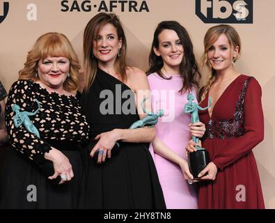 Lesley Nicol, Sophie McShera, Joanne Froggatt et Raquel Cassidy assistent à la salle de presse aux Prix annuels 22nd de la Guilde des acteurs de l'écran, qui se tiennent au Shrine Auditorium de Los Angeles, en Californie. Banque D'Images