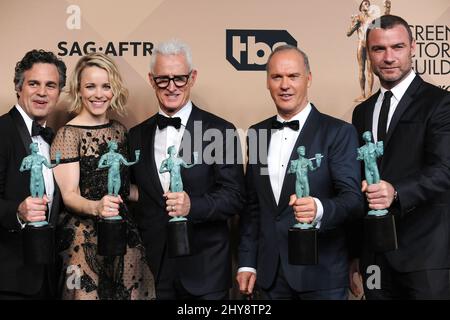 Mark Ruffalo, Rachel McAdams, John Slattery, Michael Keaton et Liev Schreiber assistent à la salle de presse aux Prix annuels 22nd de la Guilde des acteurs de l'écran, qui se tiennent au Shrine Auditorium de Los Angeles, en Californie. Banque D'Images