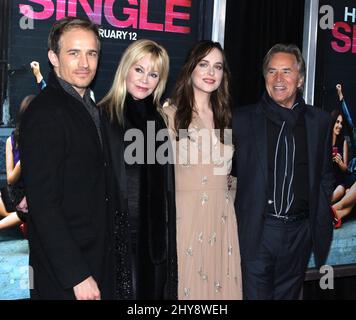 Jesse Johnson, Melanie Griffith, Dakota Johnson et Don Johnson participant à la première de la réunion How to be Single au NYU Skirball Centre à New York, le 3rd février 2016. Banque D'Images