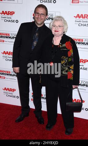 June Squibb et son fils Harry Kakatsakis assistent aux Prix annuels de films pour les Grownups 15th qui se sont tenus à l'hôtel Beverly Wilshire de Los Angeles, aux États-Unis. Banque D'Images