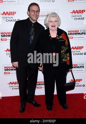 June Squibb et son fils Harry Kakatsakis assistent aux Prix annuels de films pour les Grownups 15th qui se sont tenus à l'hôtel Beverly Wilshire de Los Angeles, aux États-Unis. Banque D'Images