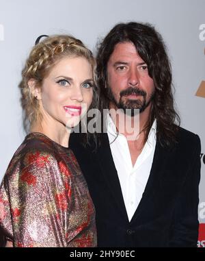 Jordyn Blum et Dave Grohl participent au Gala pré-GRAMMY 2016 et saluent to Industry Icons en l'honneur d'Irving Azoff à l'hôtel Beverly Hilton à Beverly Hills, Los Angeles, CA, Etats-Unis le 14 février 2016. Banque D'Images