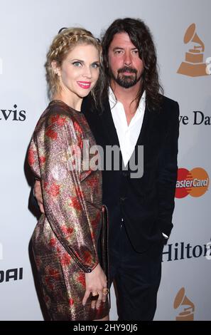 Jordyn Blum et Dave Grohl participent au Gala pré-GRAMMY 2016 et saluent to Industry Icons en l'honneur d'Irving Azoff à l'hôtel Beverly Hilton à Beverly Hills, Los Angeles, CA, Etats-Unis le 14 février 2016. Banque D'Images