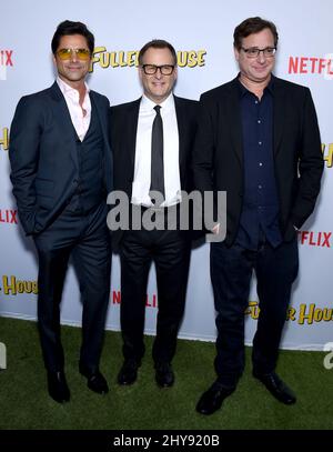 John Stamos, Dave Coulier et Bob Saget participant à la première Nextflix « The Fuller House » qui s'est tenue au Grove, Pacific Theaters, Los Angeles, CA, le 16 février, 2016. Banque D'Images