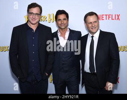 Dave Coulier, John Stamos et Bob Saget participant à la première Nextflix « The Fuller House » qui s'est tenue au Grove, Pacific Theaters, Los Angeles, Californie, le 16 février, 2016. Banque D'Images