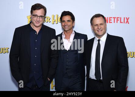 Dave Coulier, John Stamos et Bob Saget participant à la première Nextflix « The Fuller House » qui s'est tenue au Grove, Pacific Theaters, Los Angeles, Californie, le 16 février, 2016. Banque D'Images