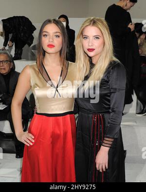 Odeya Rush et Ashley Benson participant à la collection Marc Jacobs automne 2016 qui a eu lieu pendant la semaine de la mode de New York, les spectacles au 64th Street Armory Banque D'Images