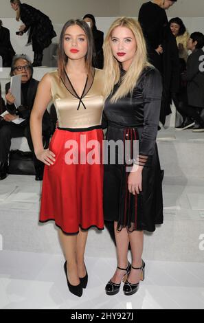 Odeya Rush et Ashley Benson participant à la collection Marc Jacobs automne 2016 qui a eu lieu pendant la semaine de la mode de New York, les spectacles au 64th Street Armory Banque D'Images