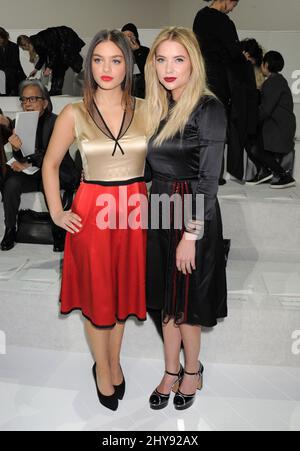 Odeya Rush et Ashley Benson participant à la collection Marc Jacobs automne 2016 qui a eu lieu pendant la semaine de la mode de New York, les spectacles au 64th Street Armory Banque D'Images