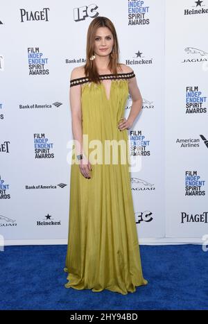 Stana Katic participe aux film Independent Spirit Awards 2016 est une célébration annuelle qui récompense les films d'artistes réalisés avec une économie de moyens par des cinéastes qui incarnent l'indépendance et l'originalité à la plage sur la Pacific Coast Highway Banque D'Images