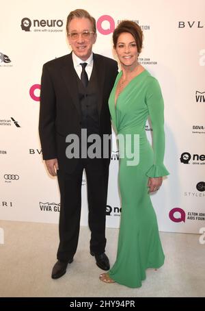 Tim Allen et Jane Hajduk participant à la fête d'observation des Oscars de la Fondation Elton John AIDS 24th qui s'est tenue au parc de la ville de West Hollywood Banque D'Images