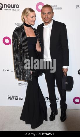 Ashlee Simpson et Evan Ross assistent à la fête d'observation des Oscars de la Fondation Elton John AIDS 24th qui s'est tenue au parc de la ville de West Hollywood Banque D'Images