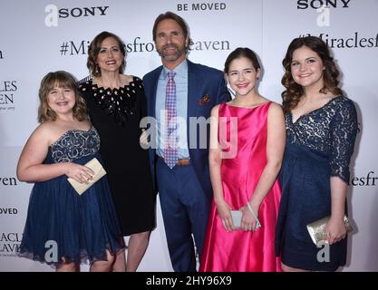 Adelynn Beam, Christy Beam, Kevin Beam, Anabel Beam et Abigail Beam assistent à la première « les miracles du ciel » de Los Angeles qui s'est tenue aux cinémas ArcLight Hollywood, le 9 mars 2016, Hollywood, ca. Banque D'Images