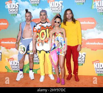 Cole Whittle, JinJoo Lee, Joe Jonas et Jack Lawless, de DNCE, ont assisté aux 2016 Kids' Choice Awards de Nickelodeon, qui ont eu lieu au Forum de Los Angeles, aux États-Unis. Banque D'Images