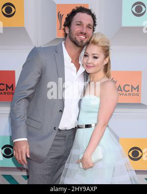RaeLynn & Josh Davis arrive aux Academy of Country Music Awards 51st annuels au MGM Grand Garden Arena le dimanche 3 avril 2016 à Las Vegas. Banque D'Images