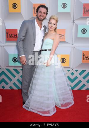 RaeLynn & Josh Davis arrive aux Academy of Country Music Awards 51st annuels au MGM Grand Garden Arena le dimanche 3 avril 2016 à Las Vegas. Banque D'Images