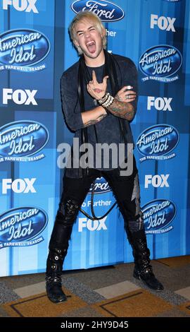 James Durbin arrive à la fin de la saison d'adieu 'American Idol' au Dolby Theatre le jeudi 7 avril 2016, à Los Angeles. Banque D'Images
