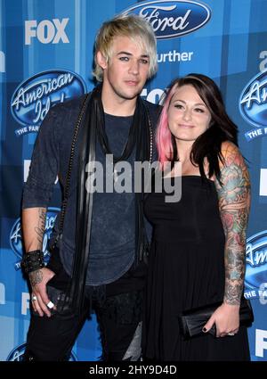 James Durbin et Heidi Lowe arrivent à la fin de la saison d'adieu 'American Idol' au Dolby Theatre le jeudi 7 avril 2016, à Los Angeles. Banque D'Images