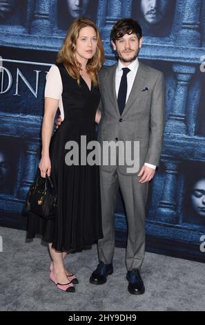 Iwan Rheon et Zoe Grisedale participant à la première de la saison 6 de « Game of Thrones » d'HBO, qui s'est tenue au TCL Chinese Theatre de Los Angeles, aux États-Unis. Banque D'Images