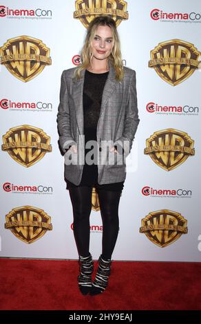 Margot Robbie assistant à Warner Bros. Pictures vous invite à 'The Big Picture' une présentation exclusive mettant en valeur l'été 2016 et au-delà, qui a eu lieu au Colisée du Caesars Palace pendant CinemaCon, la convention officielle de l'Association nationale des propriétaires de théâtre. Banque D'Images