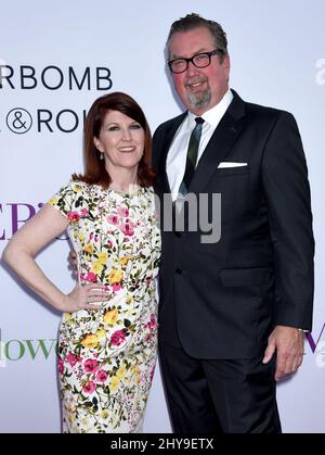 Kate Flannery et Chris Haston assistent à la première mondiale de la « Journée des autres » au cinéma chinois IMAX de TCL à Los Angeles, CA, États-Unis, le 13 avril 2016. Banque D'Images