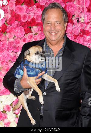 Jon Lovitz participe à la première mondiale de la « Journée des autres » au cinéma chinois IMAX de TCL à Los Angeles, CA, États-Unis, le 13 avril 2016. Banque D'Images