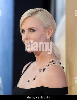 Charlize Theron arrive à la première de 'The Huntsman: Winter's War' au Regency Village Theatre le lundi 11 avril 2016, à Los Angeles. Banque D'Images