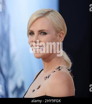 Charlize Theron arrive à la première de 'The Huntsman: Winter's War' au Regency Village Theatre le lundi 11 avril 2016, à Los Angeles. Banque D'Images