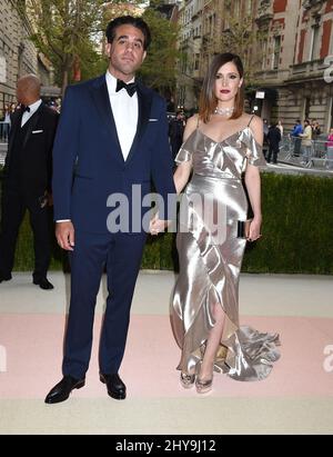 Bobby Cannavale & Rose Byrne participant au Costume Institute le met célèbre l'ouverture de l'exposition 'Manus x Machina : la mode à l'ère de la technologie', qui se tient au Metropolitan Museum of Art de New York, aux États-Unis. Banque D'Images