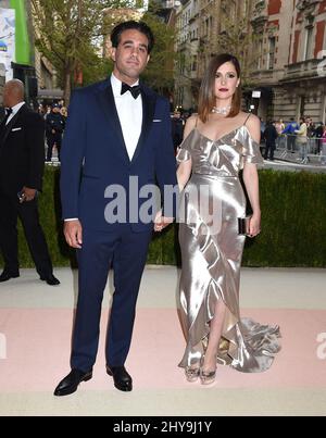 Bobby Cannavale & Rose Byrne participant au Costume Institute le met célèbre l'ouverture de l'exposition 'Manus x Machina : la mode à l'ère de la technologie', qui se tient au Metropolitan Museum of Art de New York, aux États-Unis. Banque D'Images