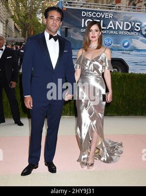 Bobby Cannavale & Rose Byrne participant au Costume Institute le met célèbre l'ouverture de l'exposition 'Manus x Machina : la mode à l'ère de la technologie', qui se tient au Metropolitan Museum of Art de New York, aux États-Unis. Banque D'Images